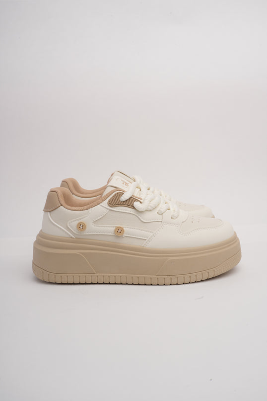 Tenis crema clásicos con plataforma café