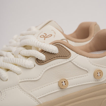 Tenis crema clásicos con plataforma café