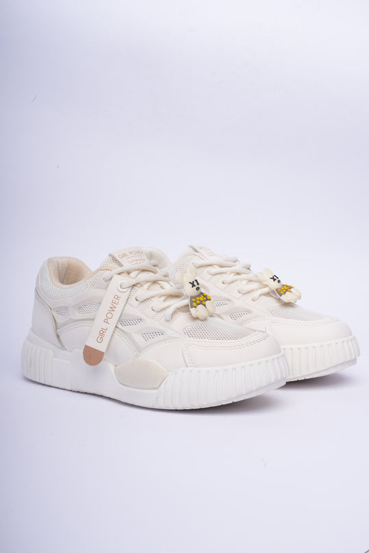 Tenis crema con apliques y suela blanca