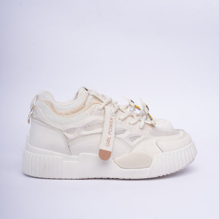 Tenis crema con apliques y suela blanca