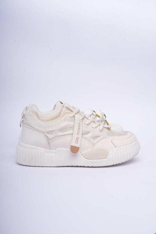 Tenis crema con apliques y suela blanca