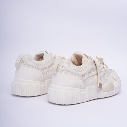 Tenis crema con apliques y suela blanca