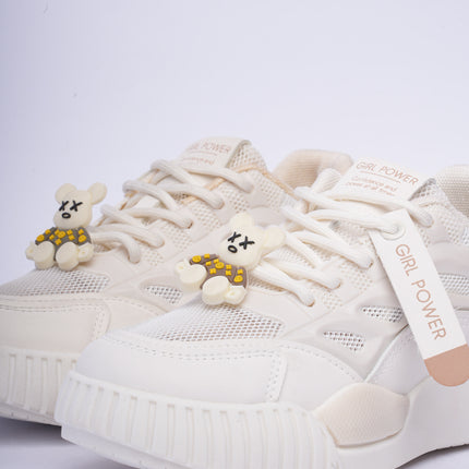 Tenis crema con apliques y suela blanca