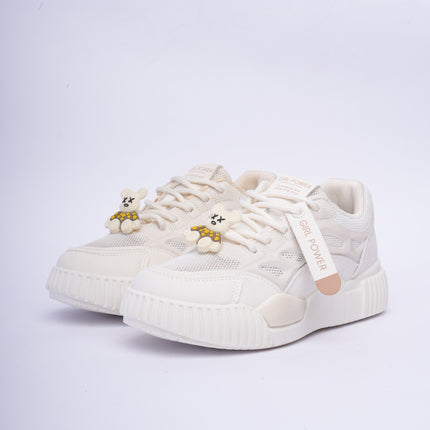 Tenis crema con apliques y suela blanca