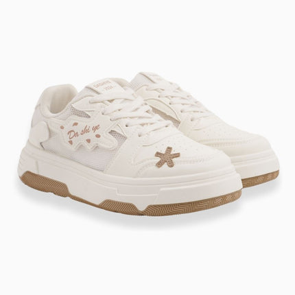 Tenis crema con beige y apliques