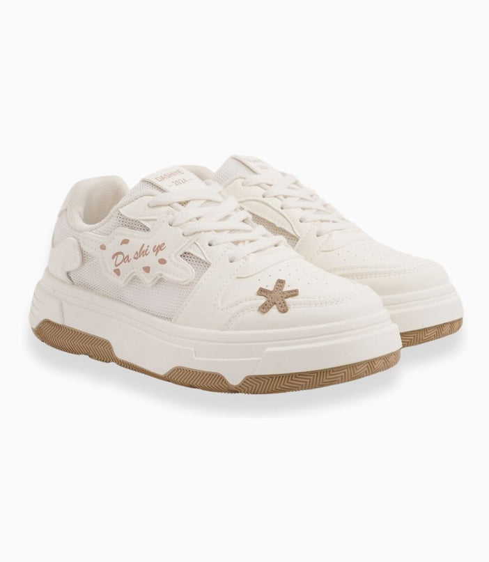 Tenis crema con beige y apliques