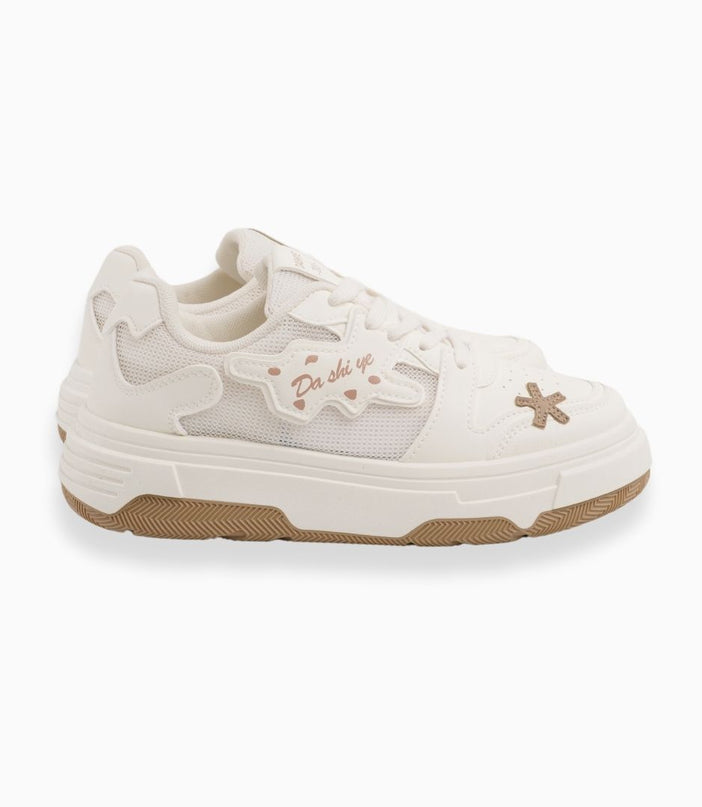 Tenis crema con beige y apliques