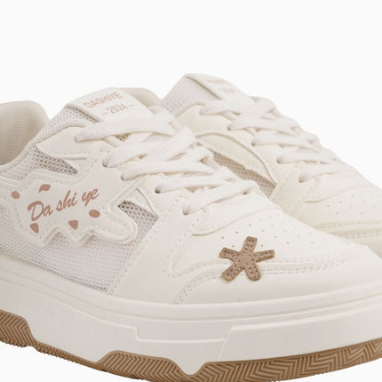 Tenis crema con beige y apliques