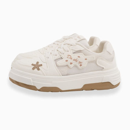 Tenis crema con beige y apliques