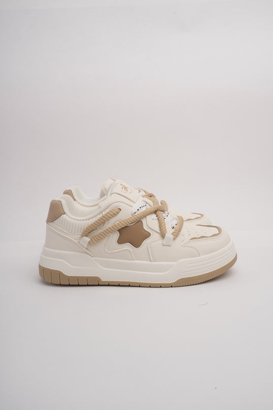 Tenis crema con café diseño estrella