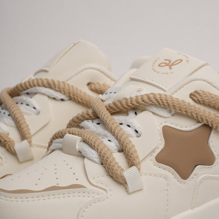 Tenis crema con café diseño estrella