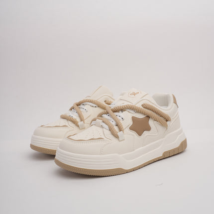Tenis crema con café diseño estrella