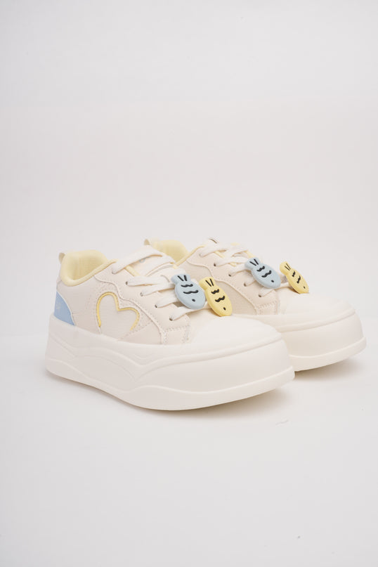 Tenis crema con detalles azul y amarillo