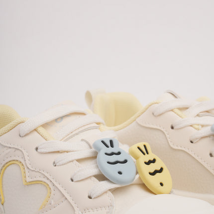 Tenis crema con detalles azul y amarillo