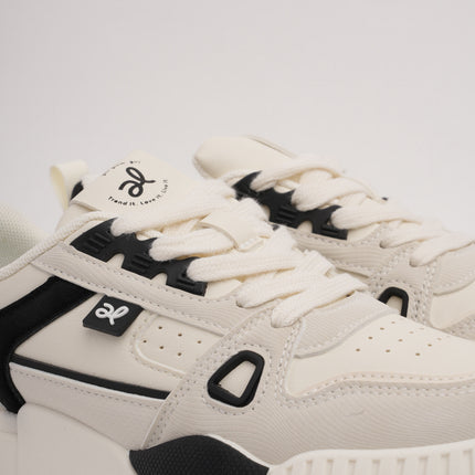 Tenis crema con gris y detalles negros