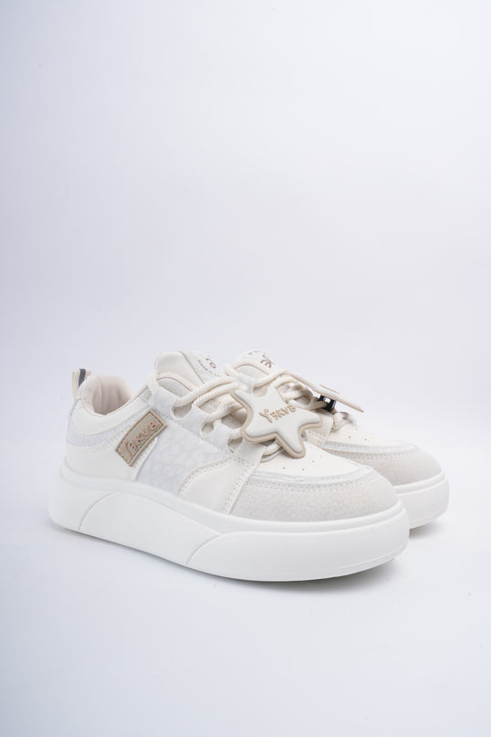 Tenis crema y accesorios