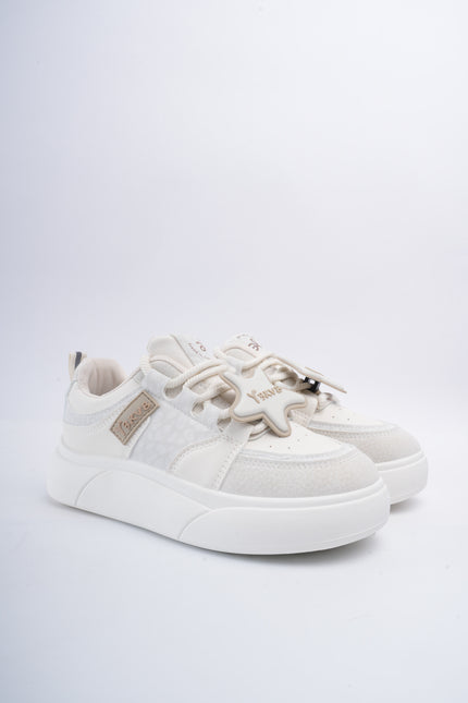 Tenis crema y accesorios