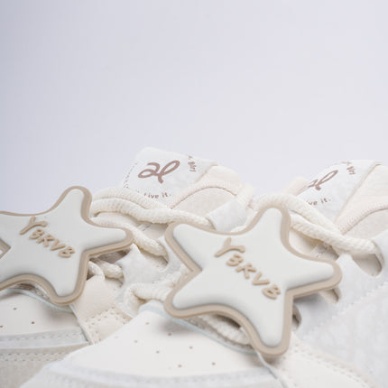 Tenis crema y accesorios