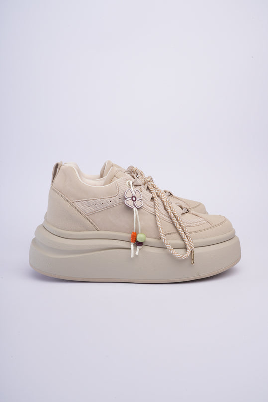 Tenis de plataforma taupe con accesorio