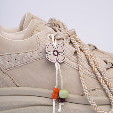 Tenis de plataforma taupe con accesorio