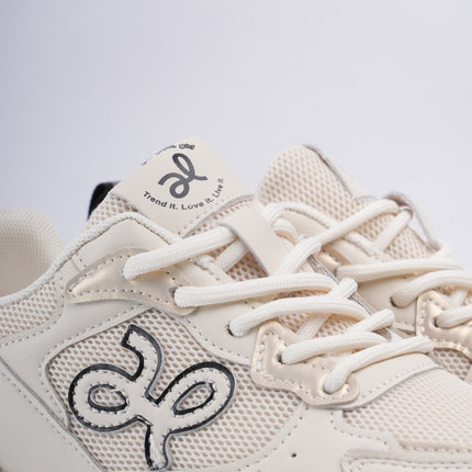 Tenis deportivos beige con plataforma