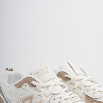 Tenis deportivos blancos con detalles beige