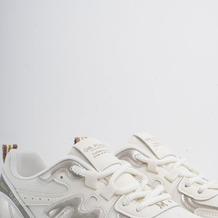 Tenis deportivos blancos con detalles plata