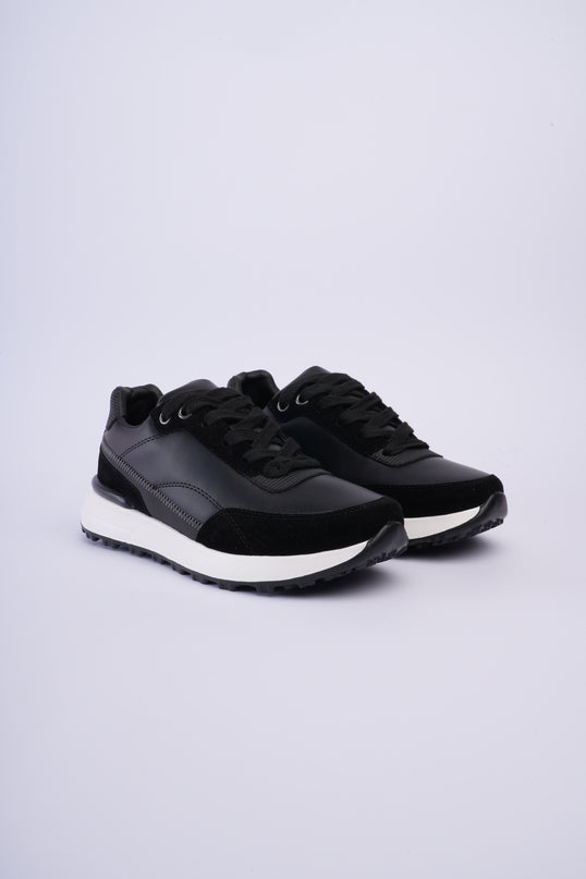 Tenis deportivos negros con detalles