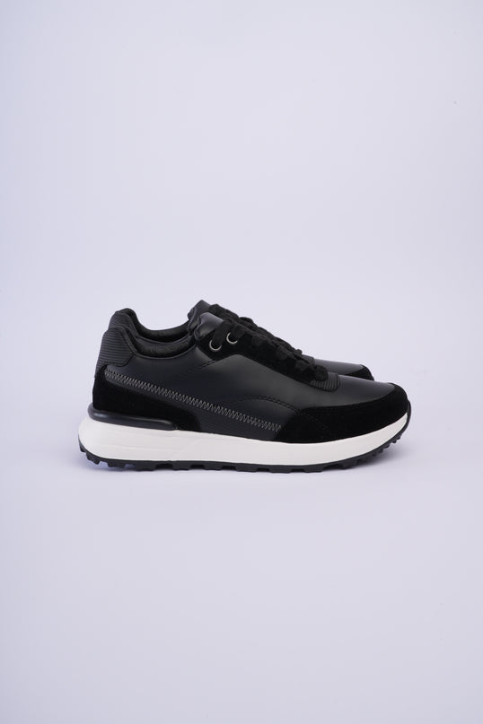 Tenis deportivos negros con detalles