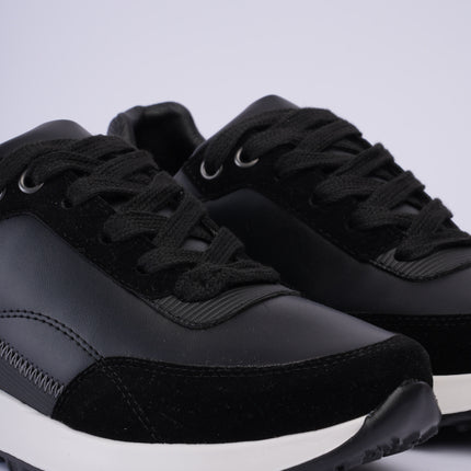 Tenis deportivos negros con detalles