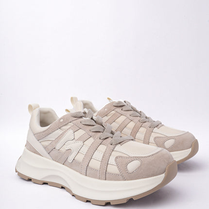 Tenis gris con beige y diseño líneas