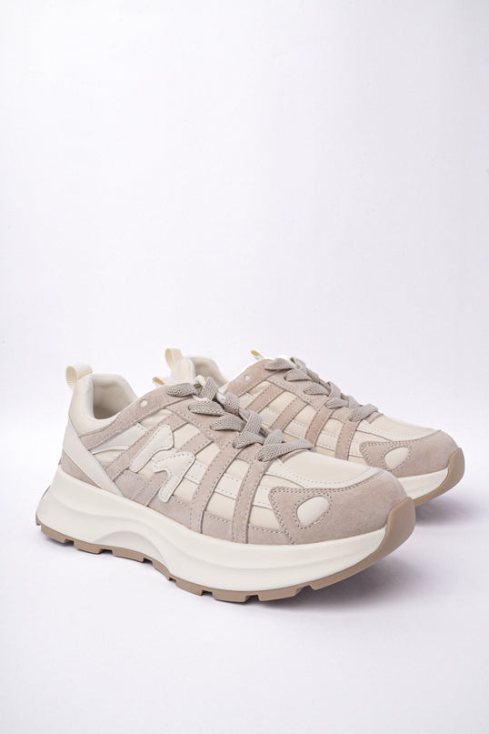 Tenis gris con beige y diseño líneas