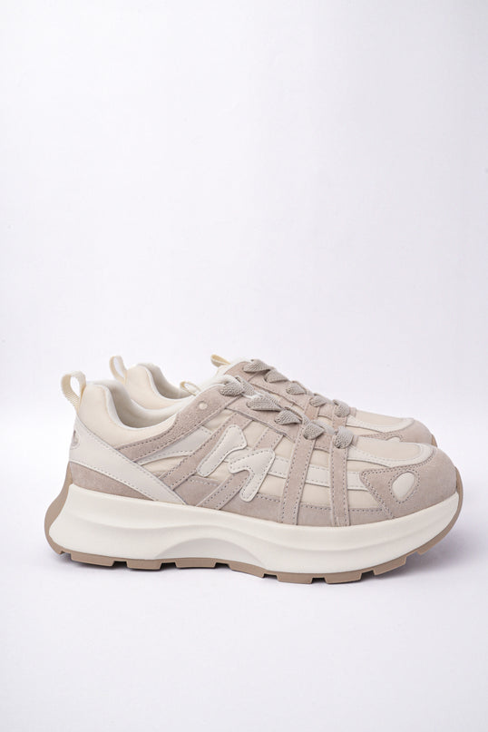 Tenis gris con beige y diseño líneas