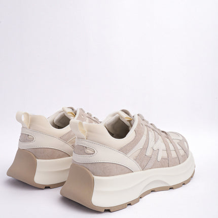 Tenis gris con beige y diseño líneas