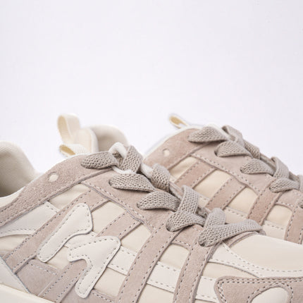 Tenis gris con beige y diseño líneas