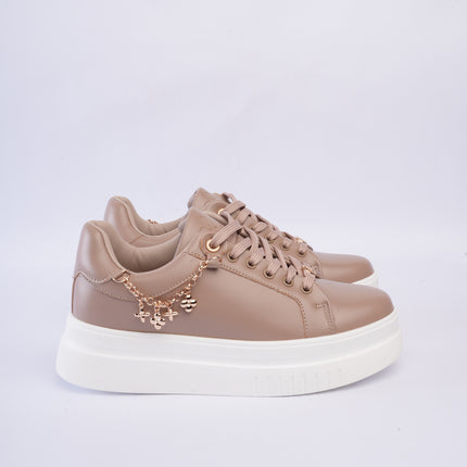 Tenis kaki con cadena