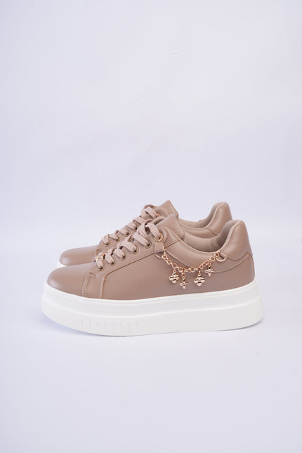 Tenis kaki con cadena