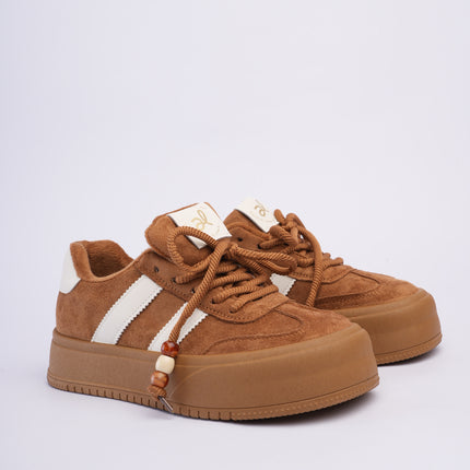 Tenis miel con líneas y plataforma