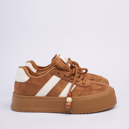 Tenis miel con líneas y plataforma