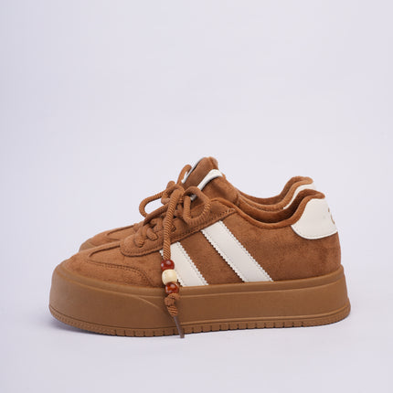 Tenis miel con líneas y plataforma