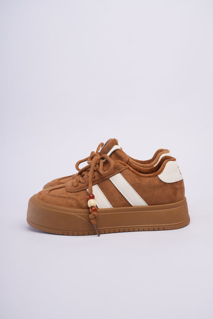 Tenis miel con líneas y plataforma