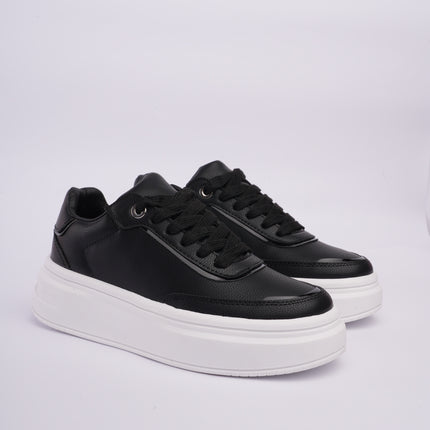 Tenis negros básicos con plataforma