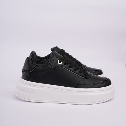 Tenis negros básicos con plataforma
