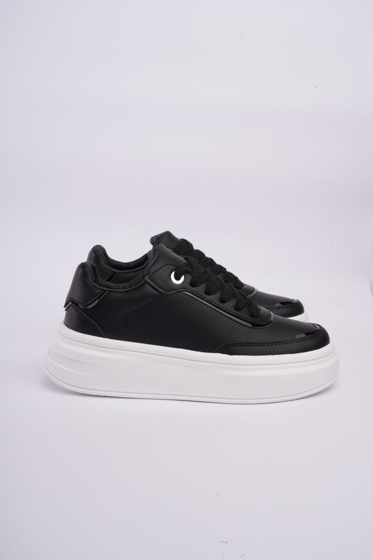 Tenis negros básicos con plataforma