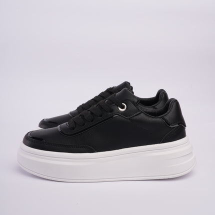 Tenis negros básicos con plataforma