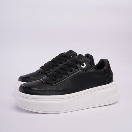 Tenis negros básicos con plataforma