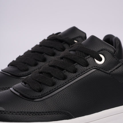 Tenis negros básicos con plataforma