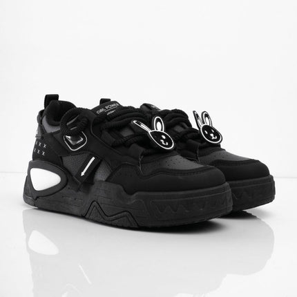 Tenis negros con accesorios y puntera mate