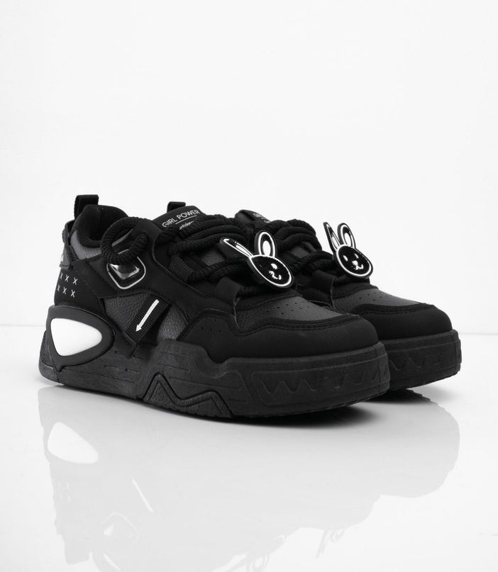 Tenis negros con accesorios y puntera mate