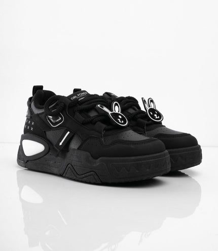 Tenis negros con accesorios y puntera mate